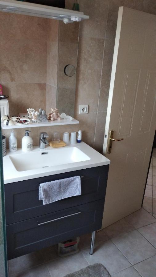 Philippe & Marie, A Louer Petite Chambre Chez L'Habitant Avec Terrasse Dans Villa, Au Pied Du Luberon Cucuron Bagian luar foto