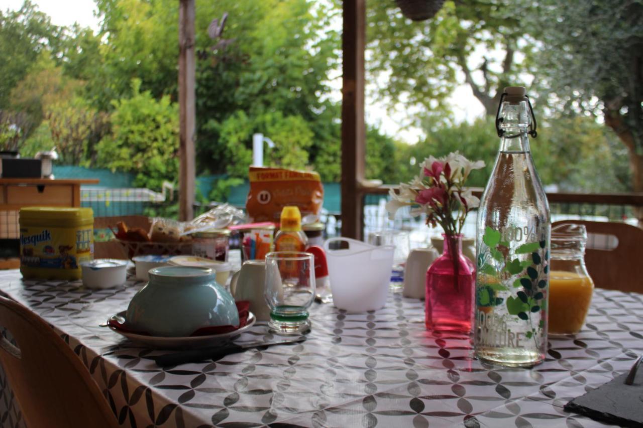 Philippe & Marie, A Louer Petite Chambre Chez L'Habitant Avec Terrasse Dans Villa, Au Pied Du Luberon Cucuron Bagian luar foto